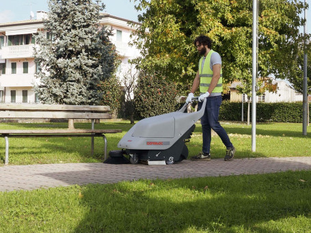 Подметальная машина Comac CS 50 Bt